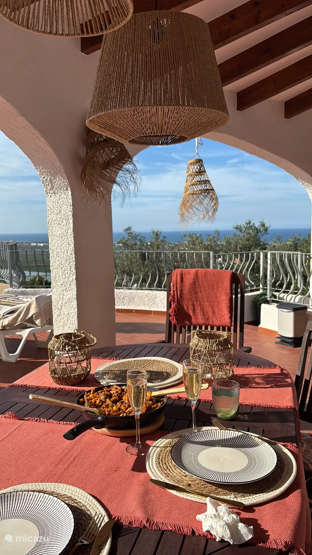 Schöne Außenterrasse mit viel Blick auf das Meer und die Berge.
