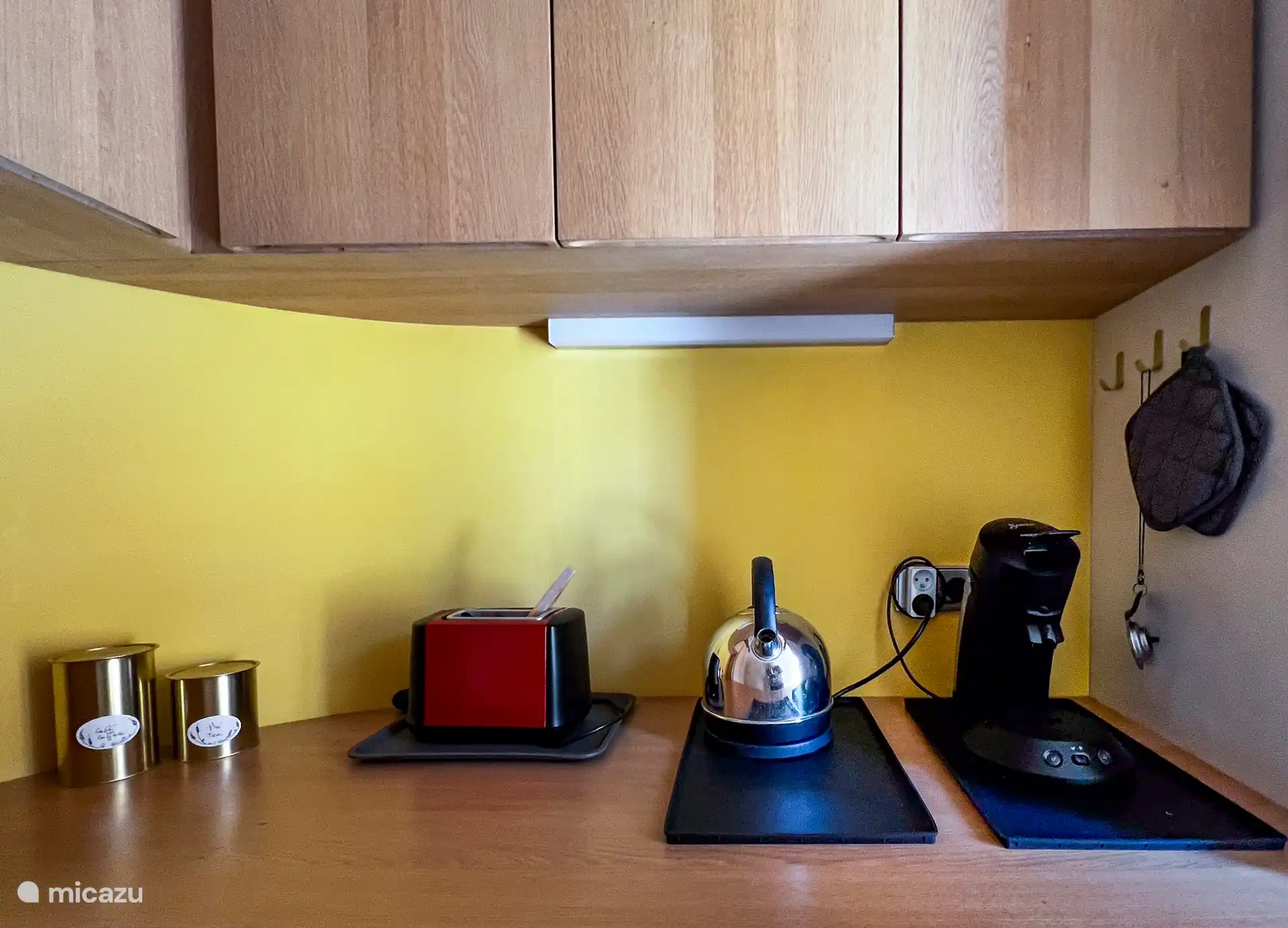 En la zona de cocina: zona de cafetera/tetera