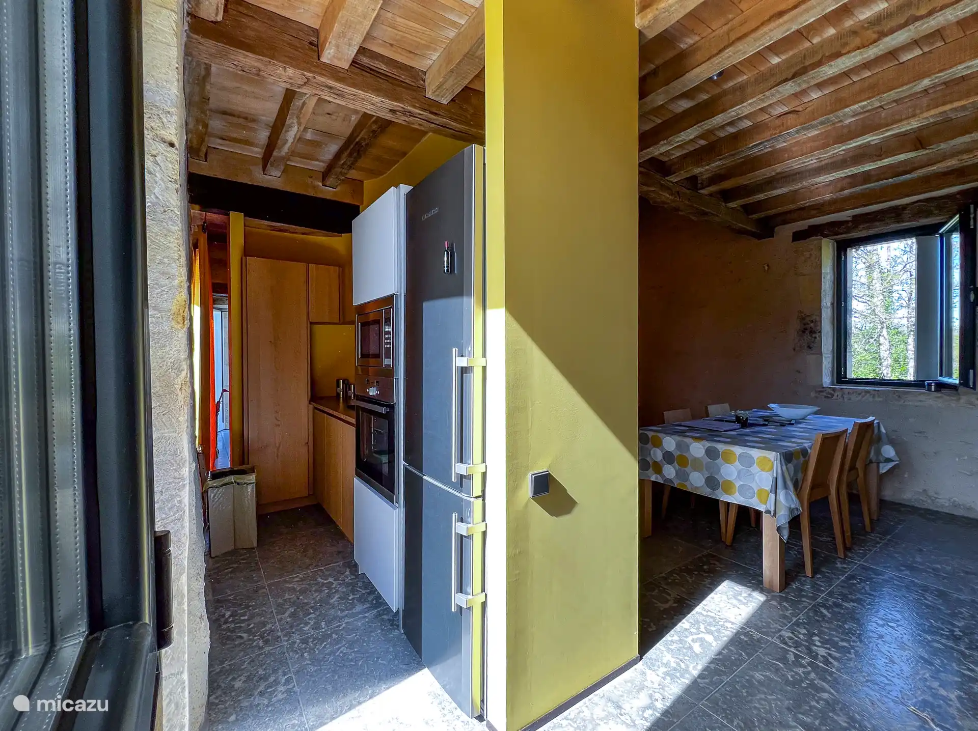 La zona de la cocina parte 2: la cocina americana con nevera + congelador, horno + microondas y zona de preparación de café / té