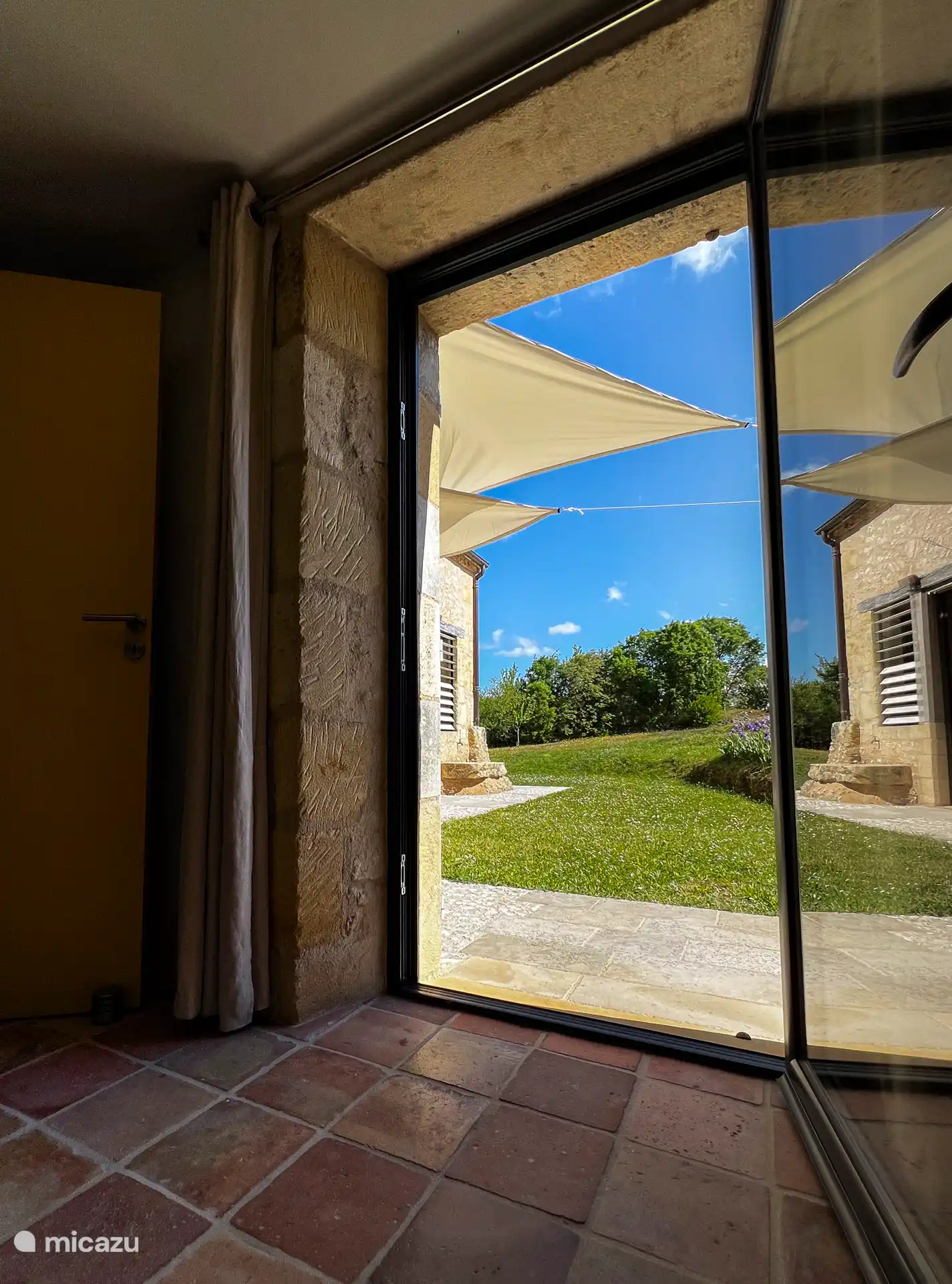 El patio visto desde el dormitorio principal