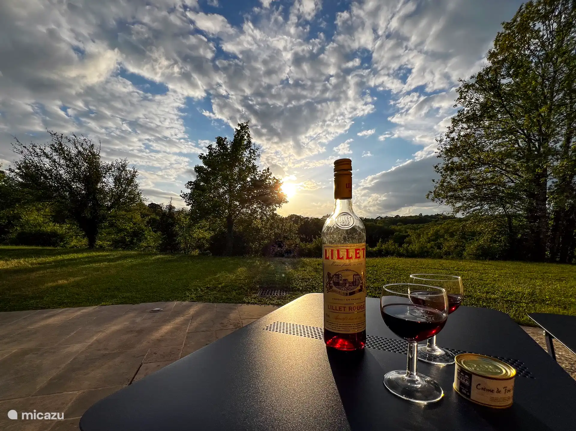 Aperitivo con vistas a la terraza delantera al atardecer