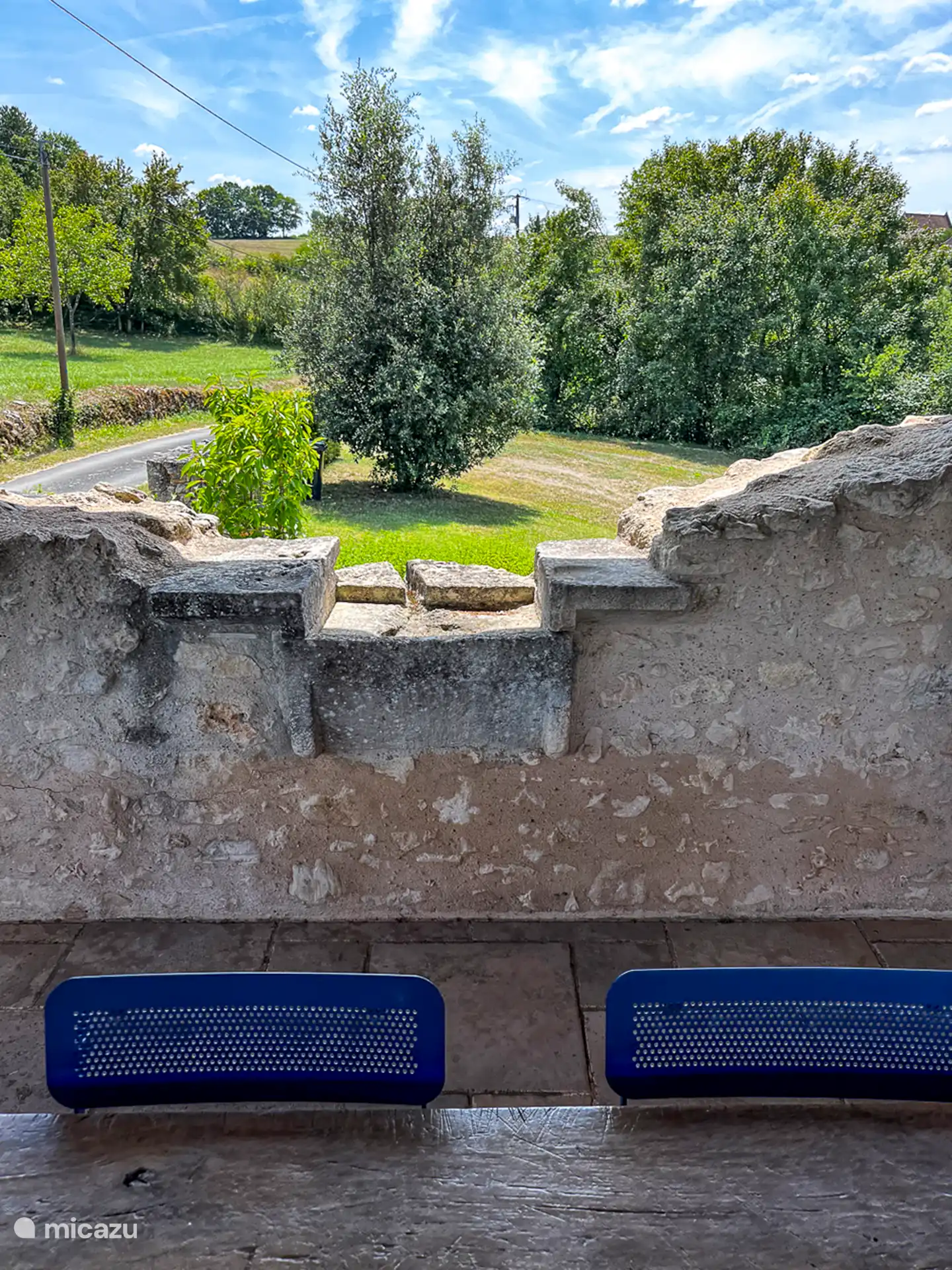 El fregadero medieval en la terraza cubierta