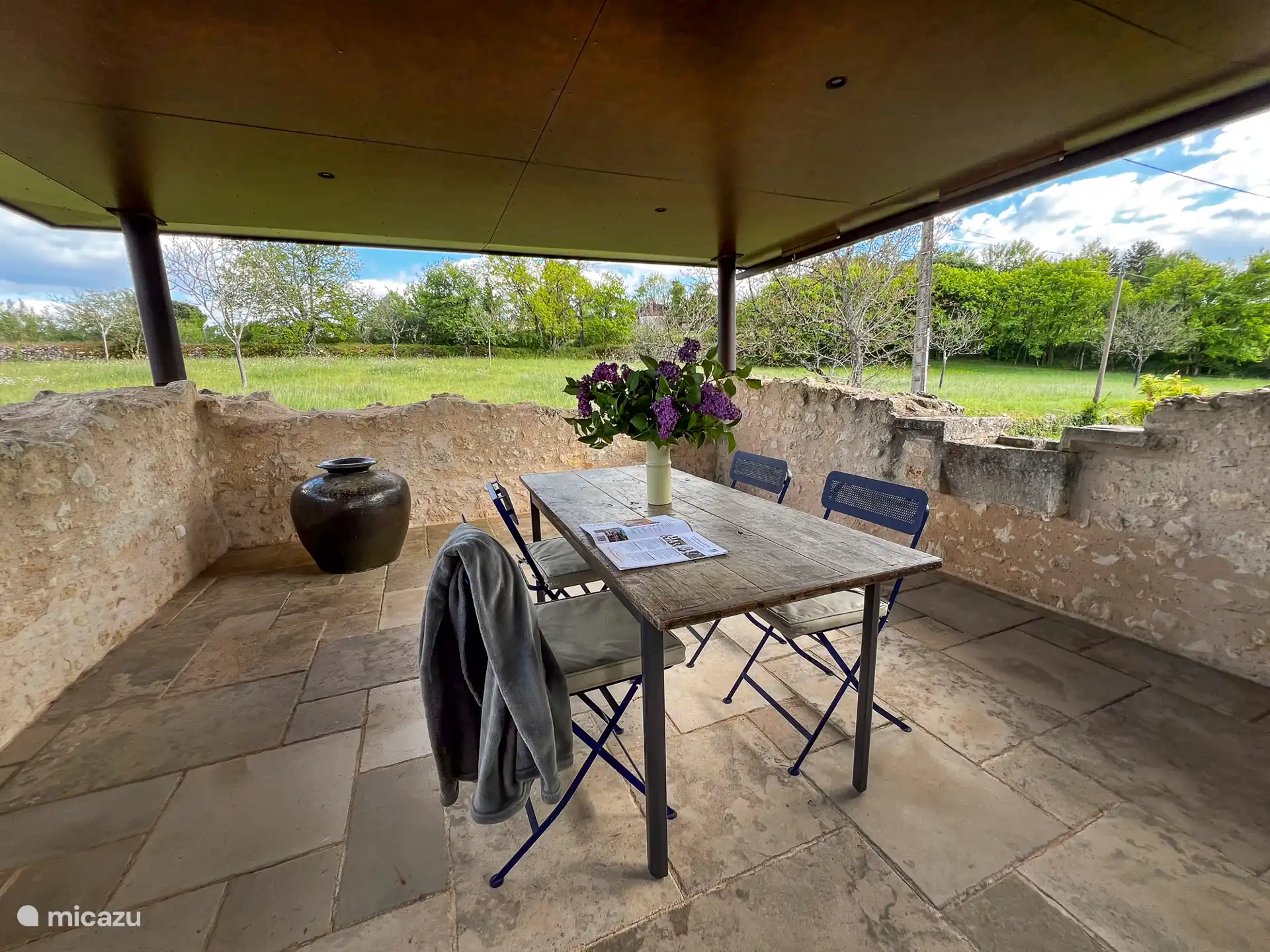 Esta gran terraza cubierta por un techo verde se encuentra en la 1ª planta y ofrece vistas panorámicas al jardín y a los alrededores.
Se han conservado los muebles de piedra de la antigua torre de vigilancia