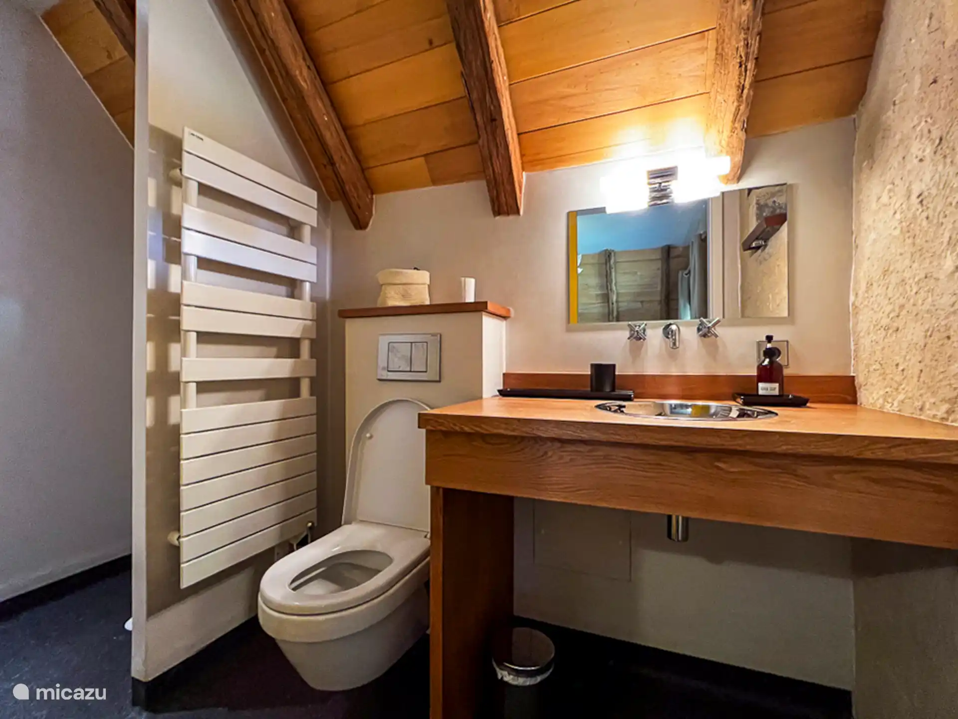 El cuarto de baño con ducha en el dormitorio de la 1ª planta