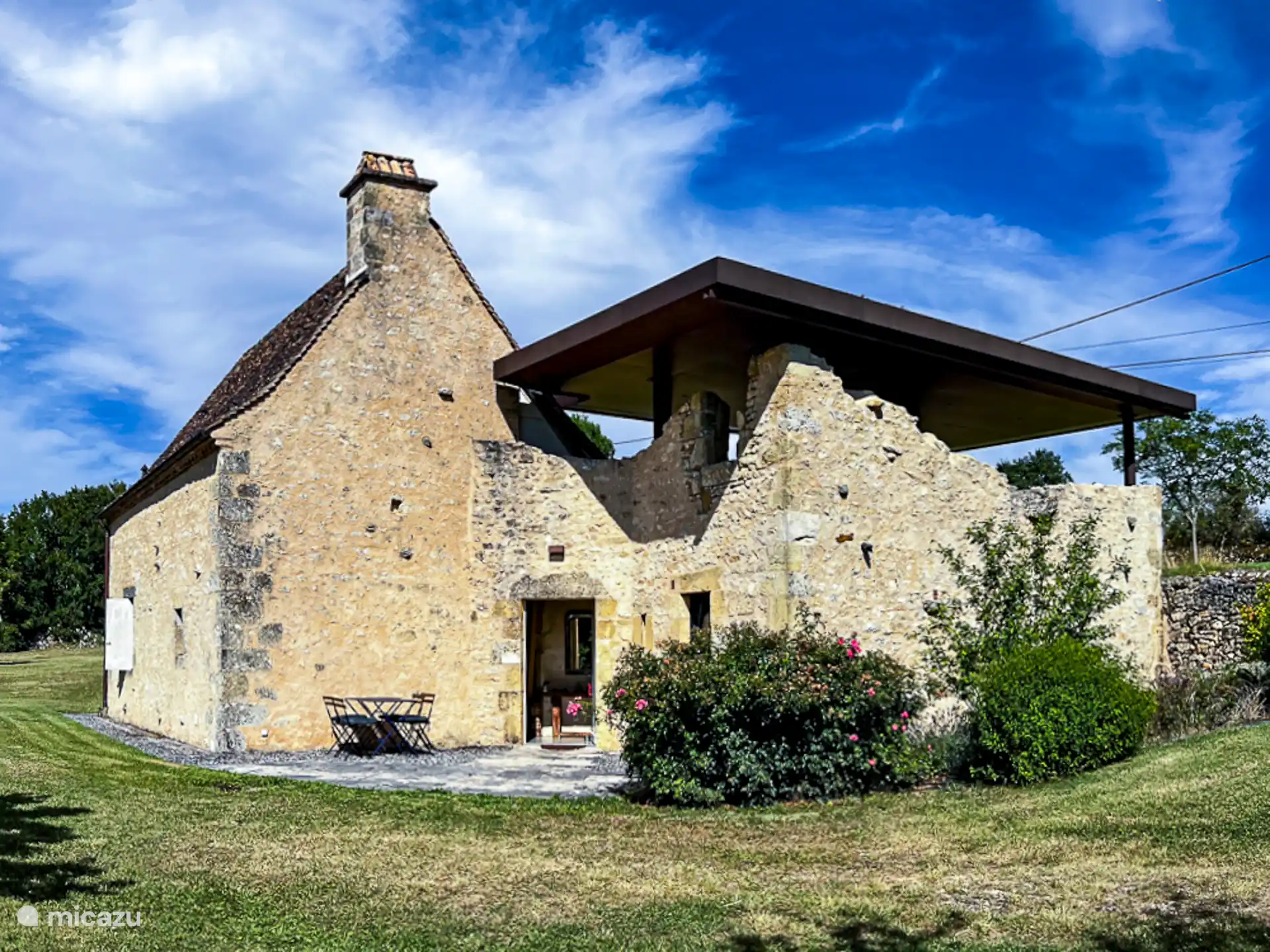 La casa vista de frente (terraza orientada al oeste)
