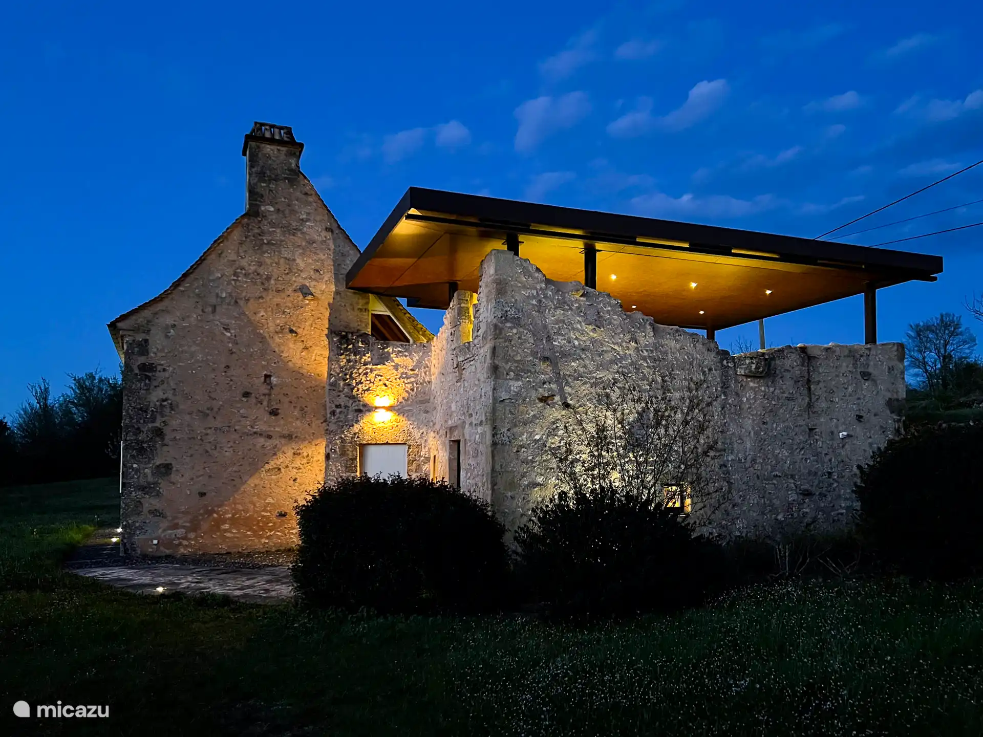 La casa con múltiples luces exteriores