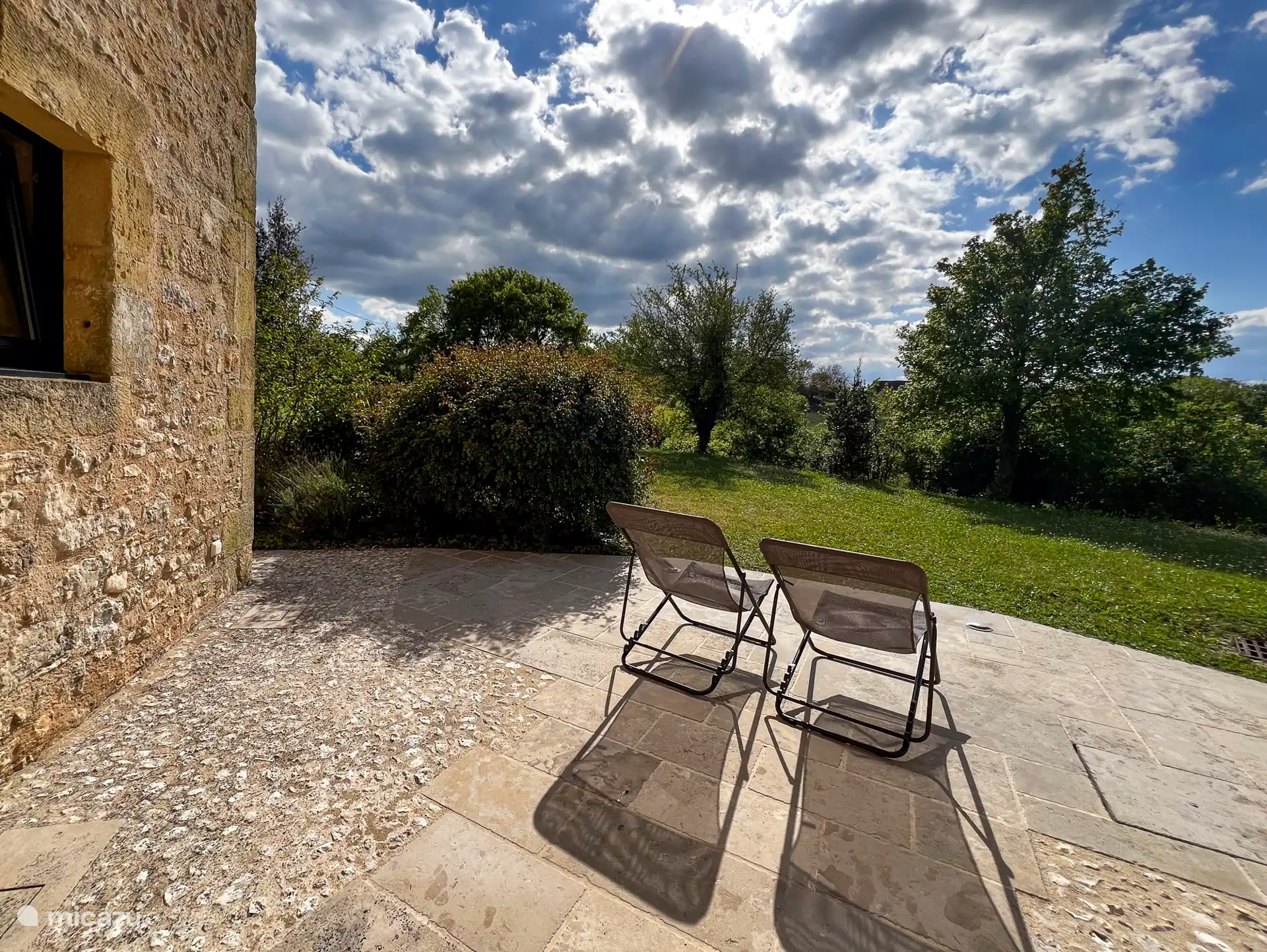 Descanso en la terraza delantera (oeste)