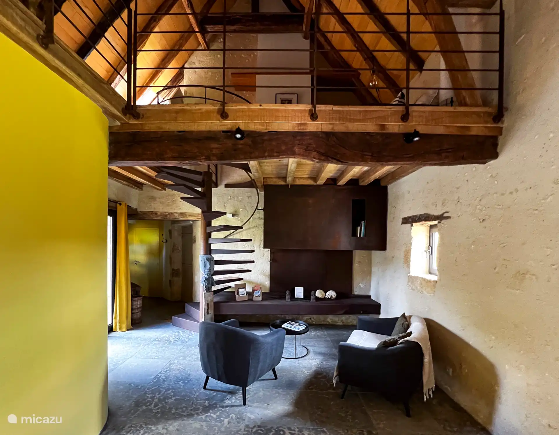 La sala de estar y el entrepiso vistos desde el comedor 