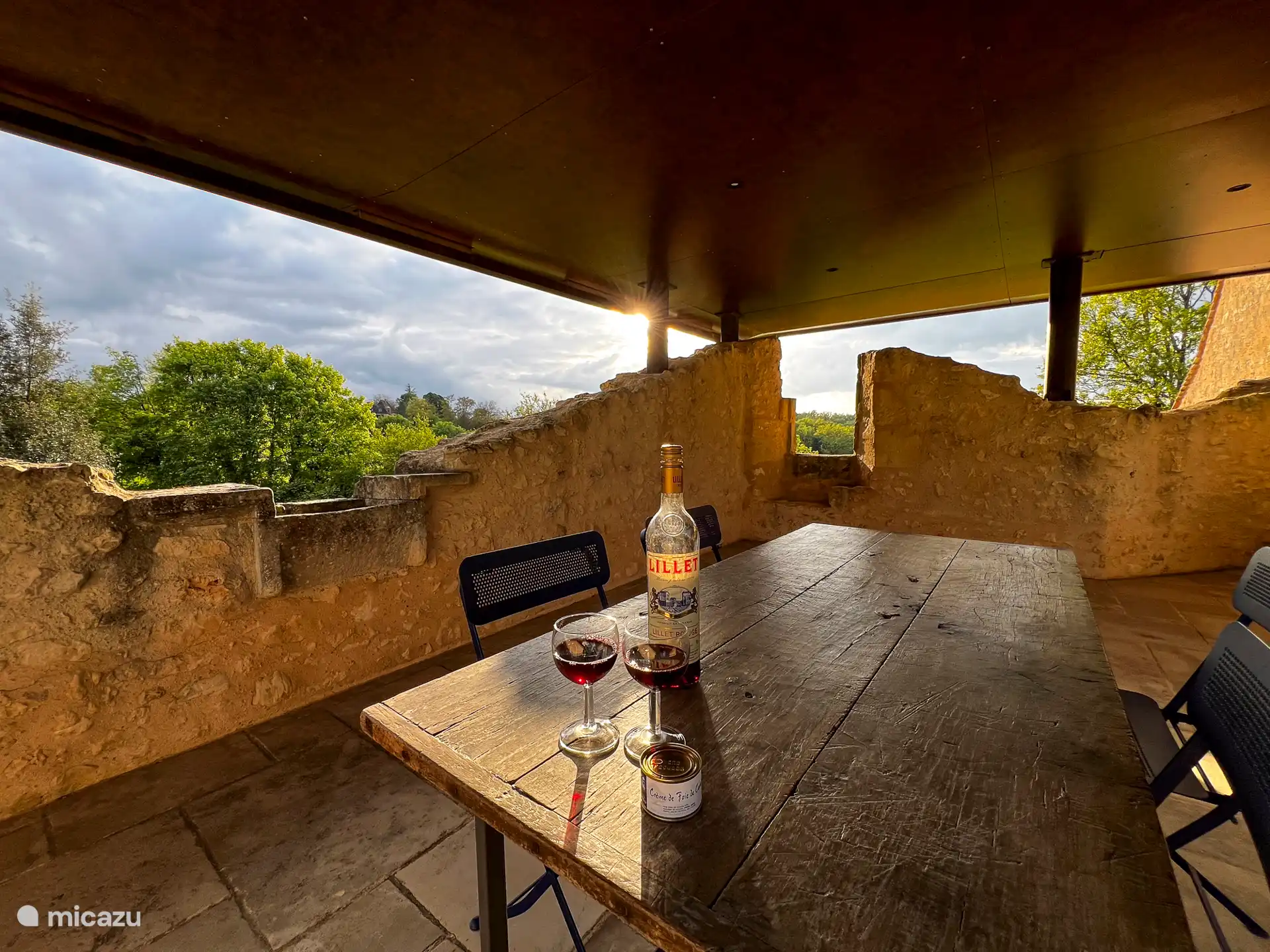 La terraza cubierta es el lugar ideal para tomar un aperitivo al atardecer 
(nótese el lavabo y la ventana coussie en las paredes opuestas, vestigios de la época medieval)