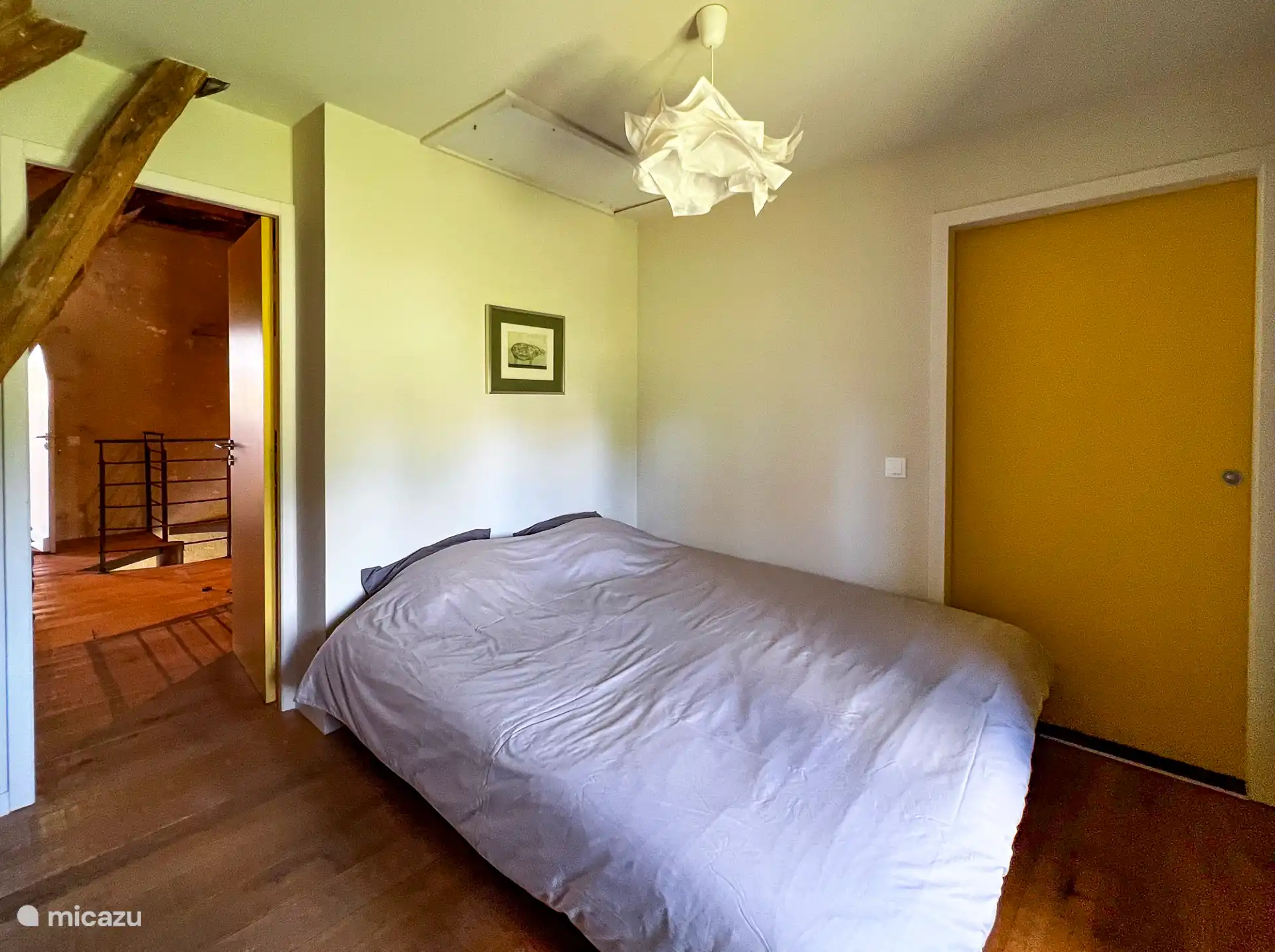 En el dormitorio de la primera planta, las dos camas se pueden unir para crear una cama doble