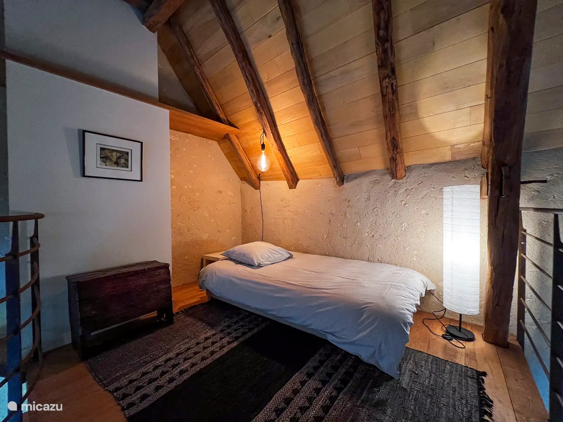 En el entresuelo, una cama de 120x180 hace las veces de banco o de cama