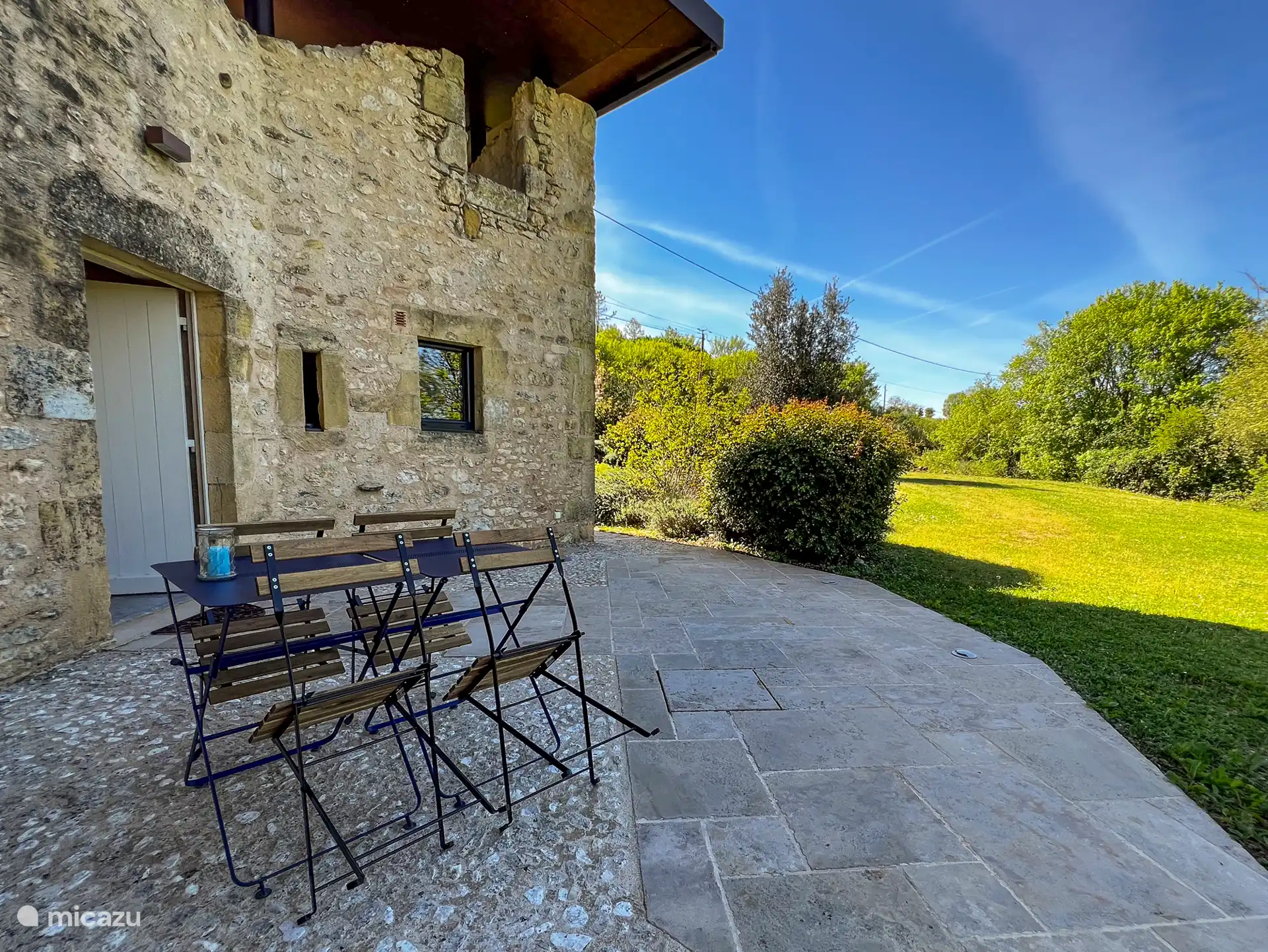 Situada en la parte delantera de la casa y orientada al oeste, esta terraza está equipada con dos mesas que puedes separar y mover como desees. Las 5 sillas de exterior tienen cojines.