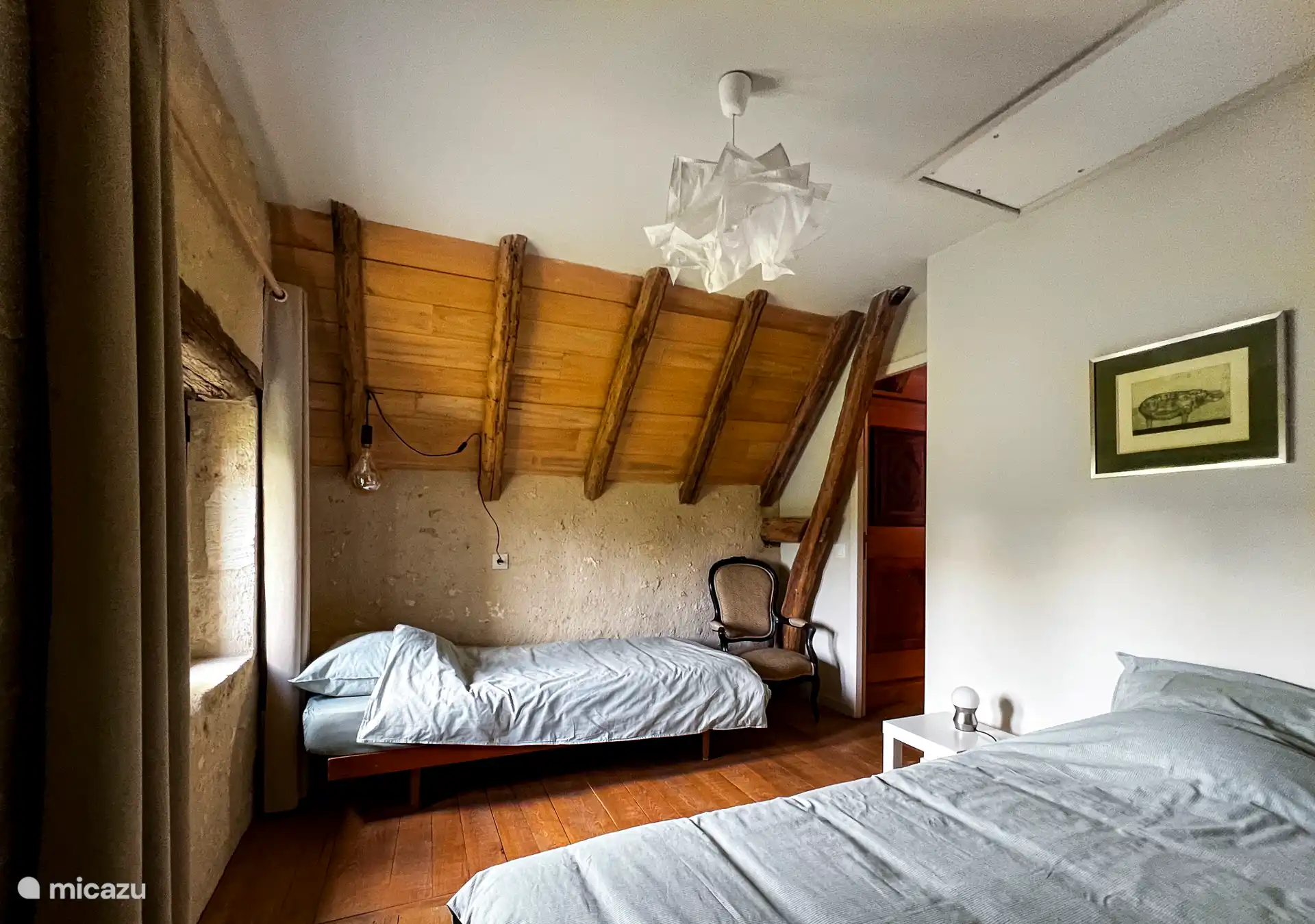 Ubicada en el primer piso, esta bonita habitación está equipada con dos camas individuales (90 * 200) y cortinas opacas.
Las camas se pueden unir bajo pedido para crear una cama doble.