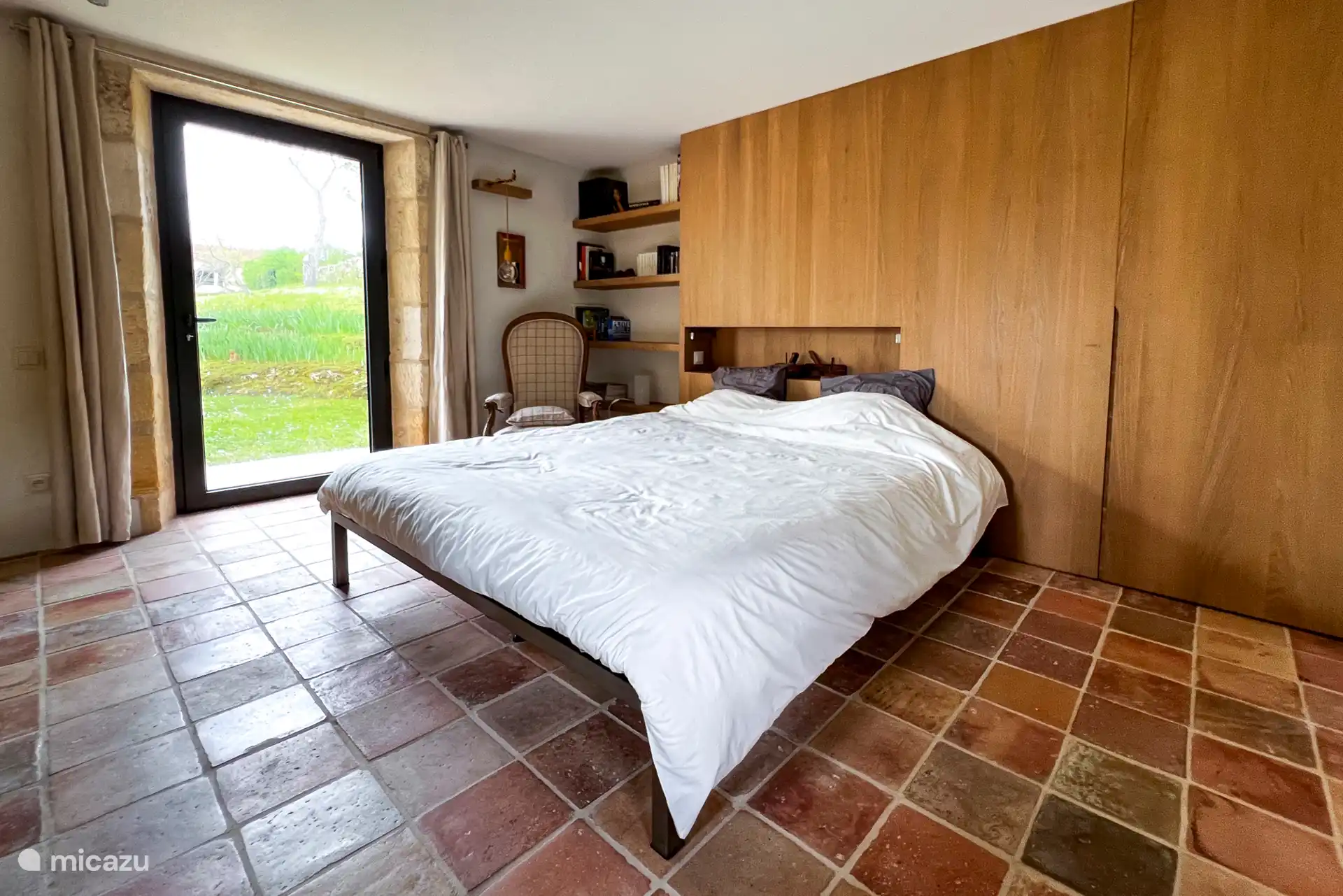 El dormitorio principal se encuentra en la planta baja y da al patio.
Está equipada con una cama doble (180*200) y persianas. Se abre a un gran vestidor con armario.