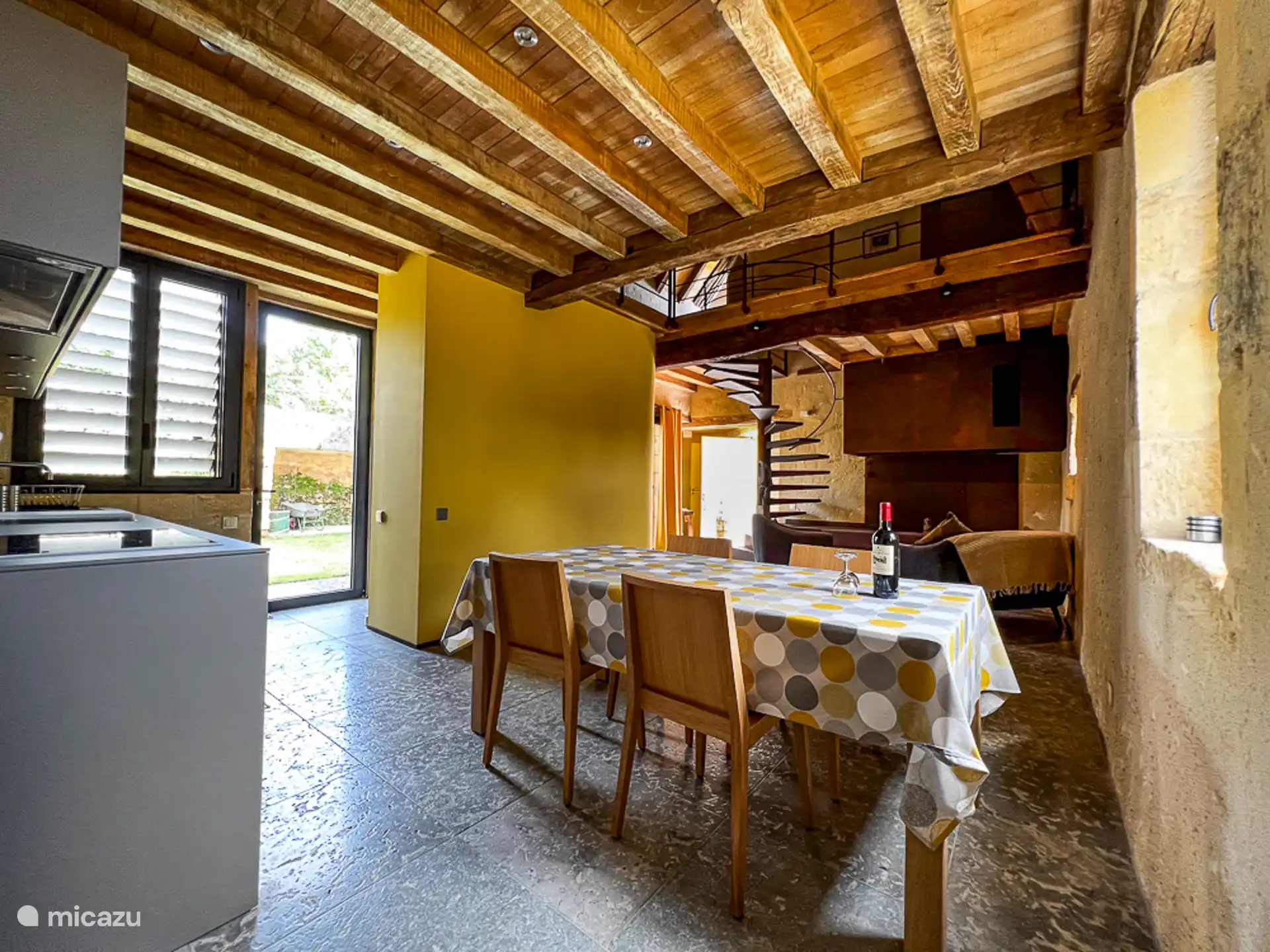 La zona de comedor (al fondo, la zona de estar)