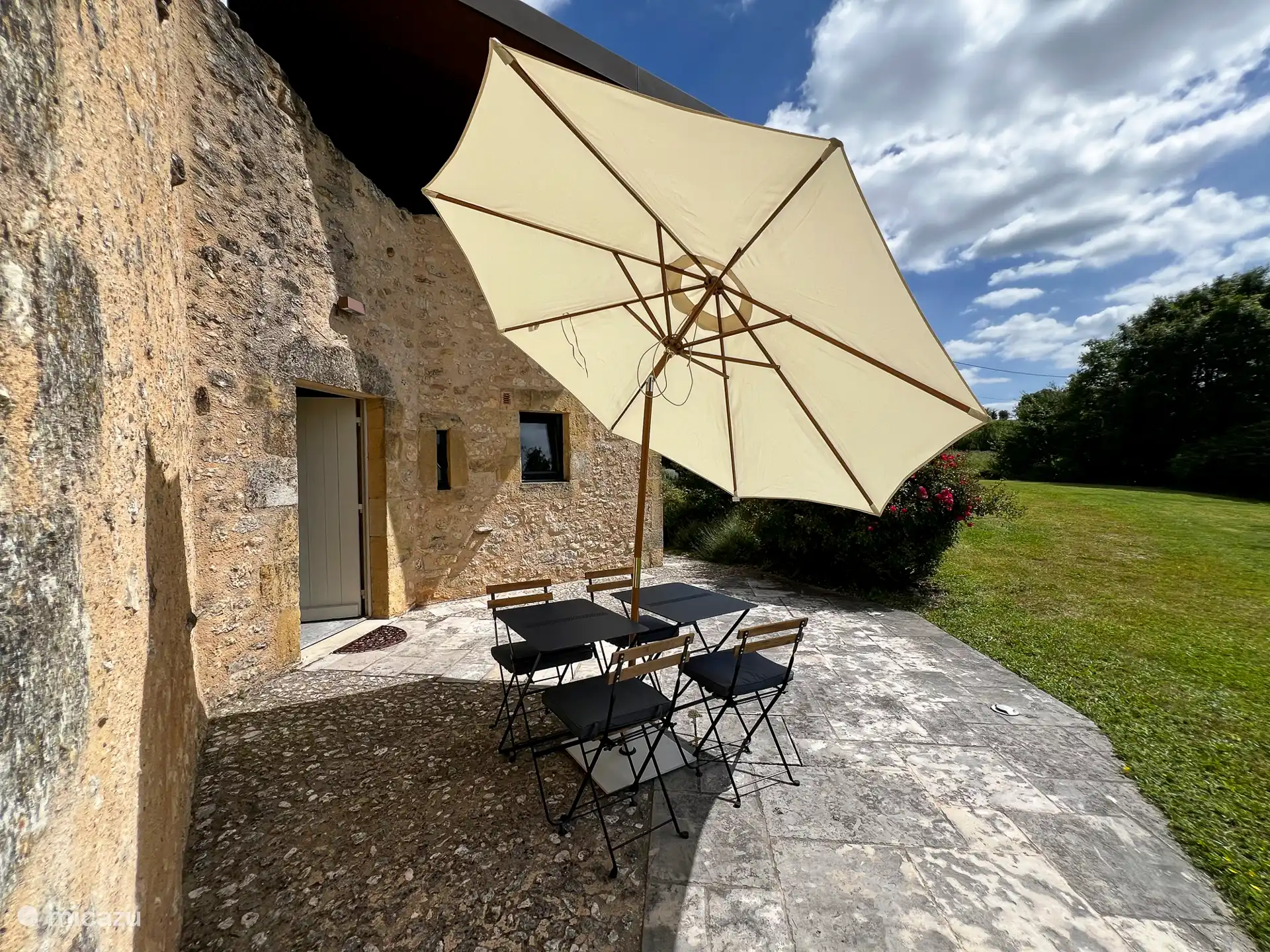 La terraza delantera (hacia el oeste)