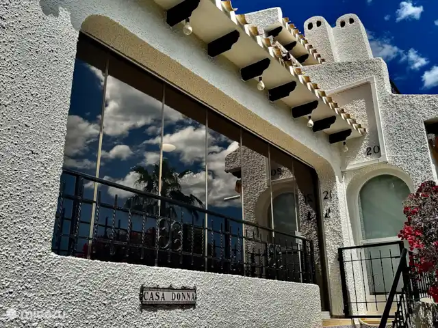 CASA DONNA  | Espagne, Costa Blanca, Cabo Roig - maison de vacances Façade avec véranda fermée mais peut être ouverte parfaitement et entre la véranda et le salon, elle peut également être fermée.