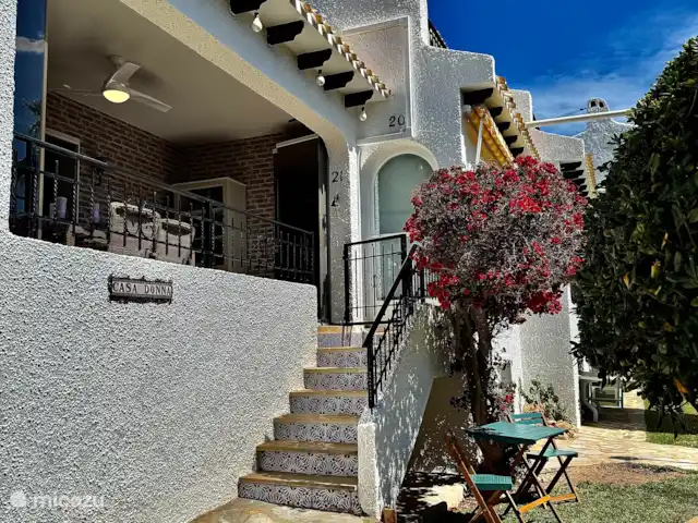 CASA DONNA  | Espagne, Costa Blanca, Cabo Roig - maison de vacances Table supplémentaire pour boire un café dans le jardin ou aller à la piscine.