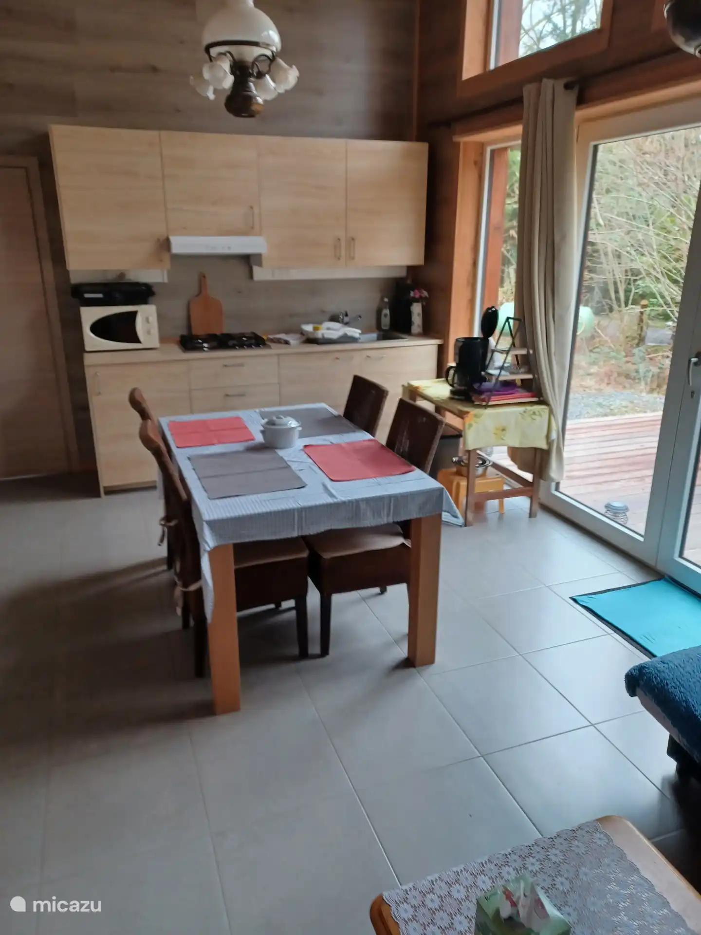 Esstisch mit Küchenecke.