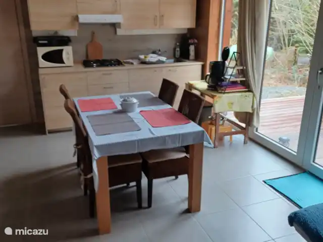 chalet en Bélgica, Ardenas, Oignies-en-Thierache – Holandés Francés Inglés Mesa de comedor con rincón de cocina.