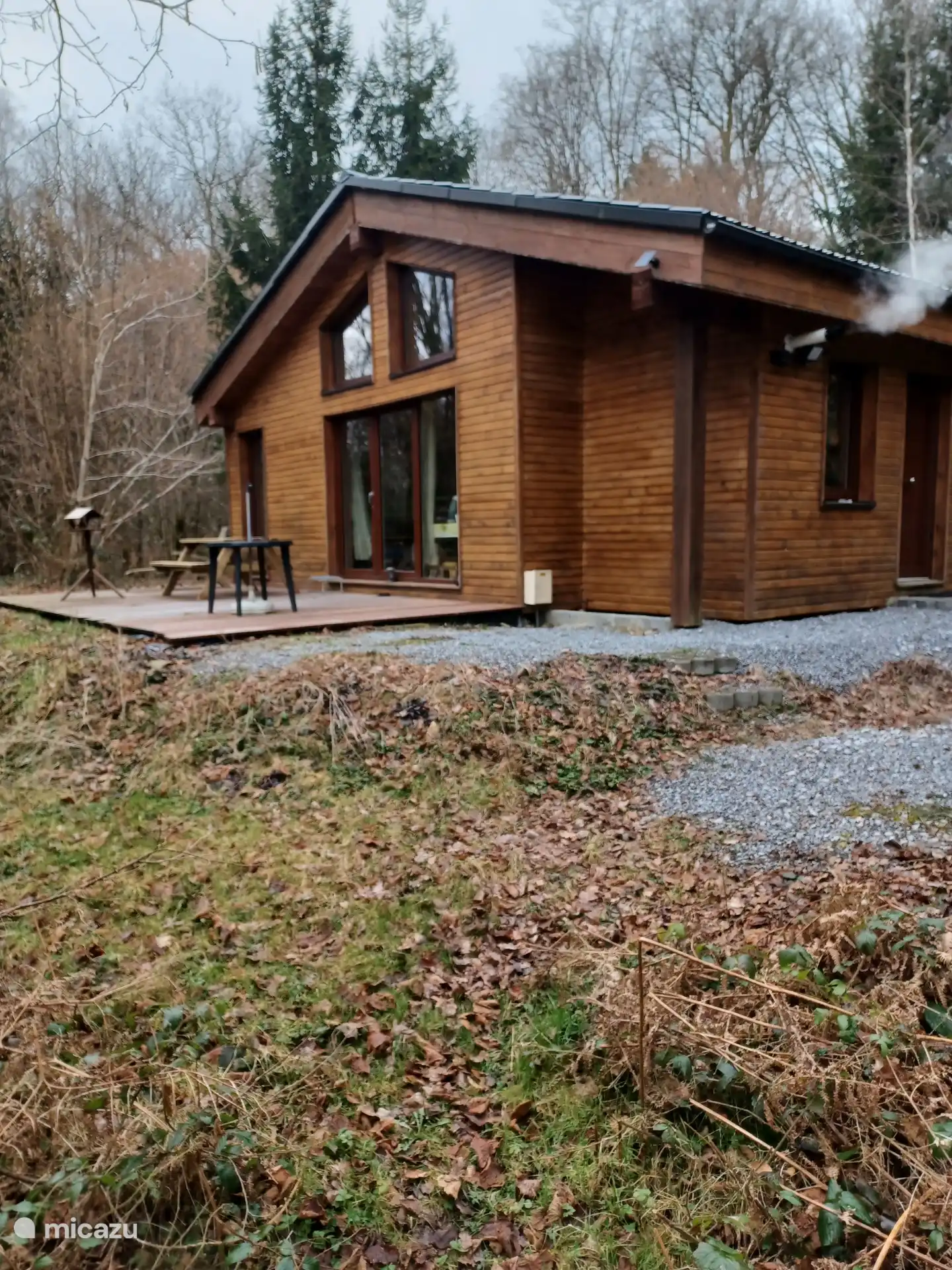 Terrasse und große Fassade.