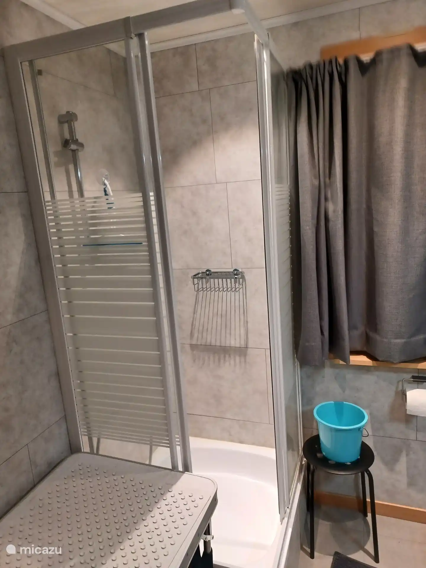 Badezimmer mit Dusche.