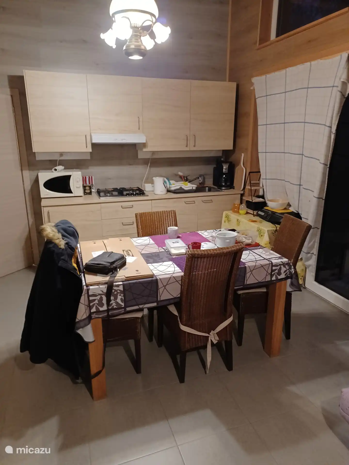 Küche und Essbereich.