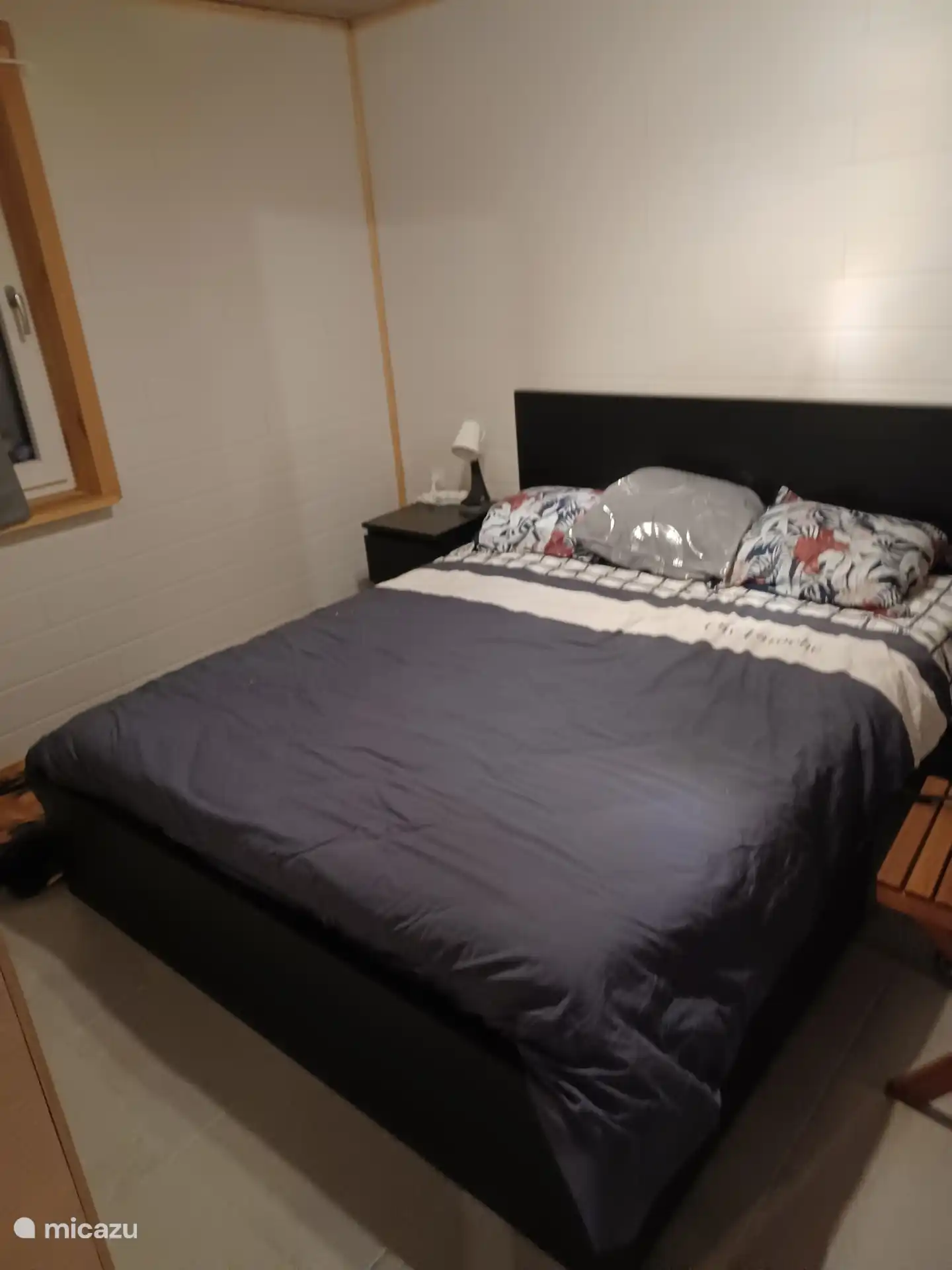 Großes Schlafzimmer mit Doppelbett.