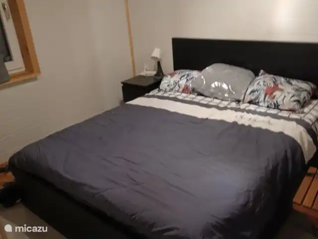 chalet en Bélgica, Ardenas, Oignies-en-Thierache – Holandés Francés Inglés Amplio dormitorio con cama doble.