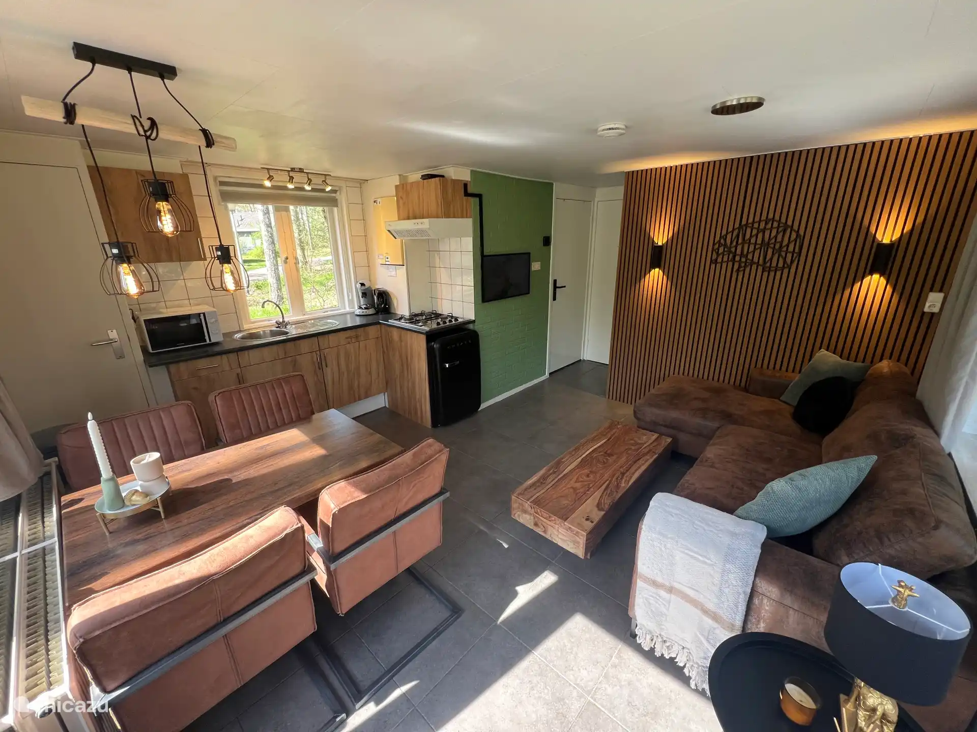 Das Haus ist für 4 Personen, 4 Personen Sofa und 4 bequeme Stühle am Esstisch ausgestattet. Ambientebeleuchtung für den Abend und ein Smart-TV mit allen Streaming-Diensten, die Sie gewohnt sind. 