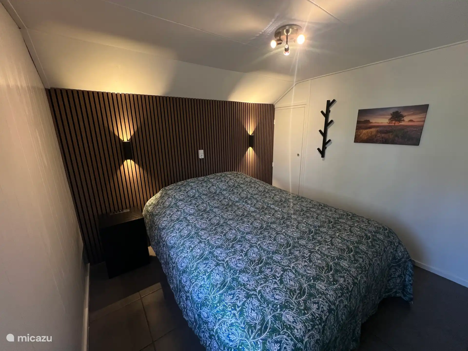 Großes Schlafzimmer für 2 Personen mit Einbauschrank. stimmungsvoll mit der Wandbeleuchtung 