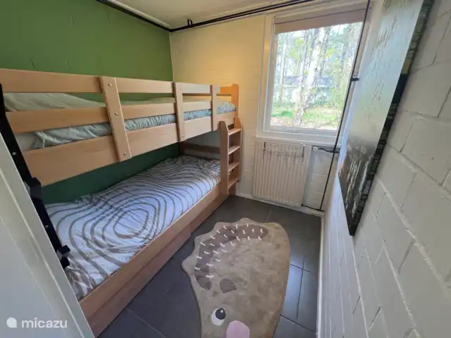 Erizo de la Casa del Bosque en Países Bajos, Limburgo, Stramproy - bungaló Dormitorio para 2 personas con literas. La litera es firme y lo suficientemente cómoda para los adultos, pero la habitación está algo amueblada para los niños.