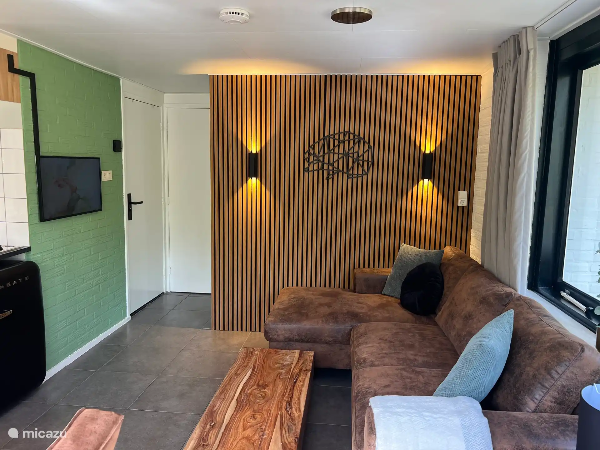 Es wird leicht gemütlich wegen der stimmungsvollen Beleuchtung, die vorhanden ist. 