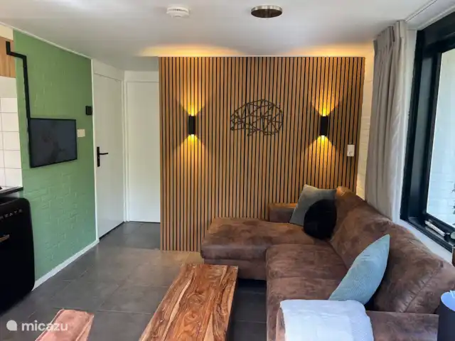 Erizo de la Casa del Bosque en Países Bajos, Limburgo, Stramproy - bungaló Se vuelve fácilmente acogedor debido a la iluminación ambiental que está presente.