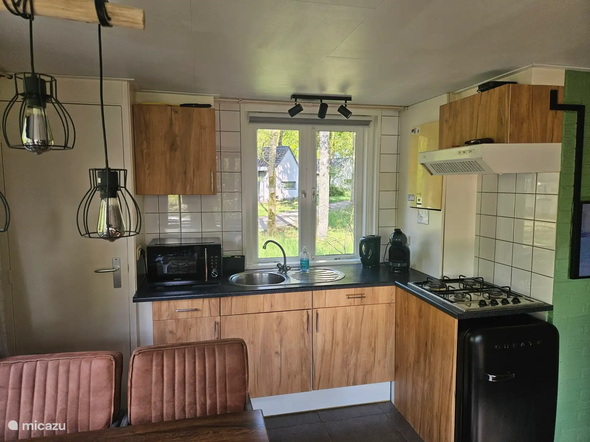 Die Küche ist komplett ausgestattet. Dolce Gusto Kaffeemaschine, Wasserkocher, Gasherd, Kombimikrowelle, großer Kühlschrank. 