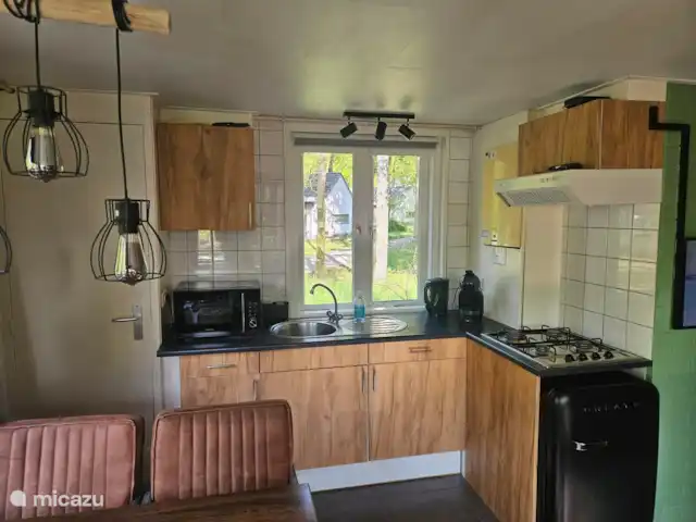 Erizo de la Casa del Bosque en Países Bajos, Limburgo, Stramproy - bungaló La cocina está totalmente equipada. Cafetera Dolce Gusto, hervidor de agua, cocina de gas, microondas combinado, nevera grande.