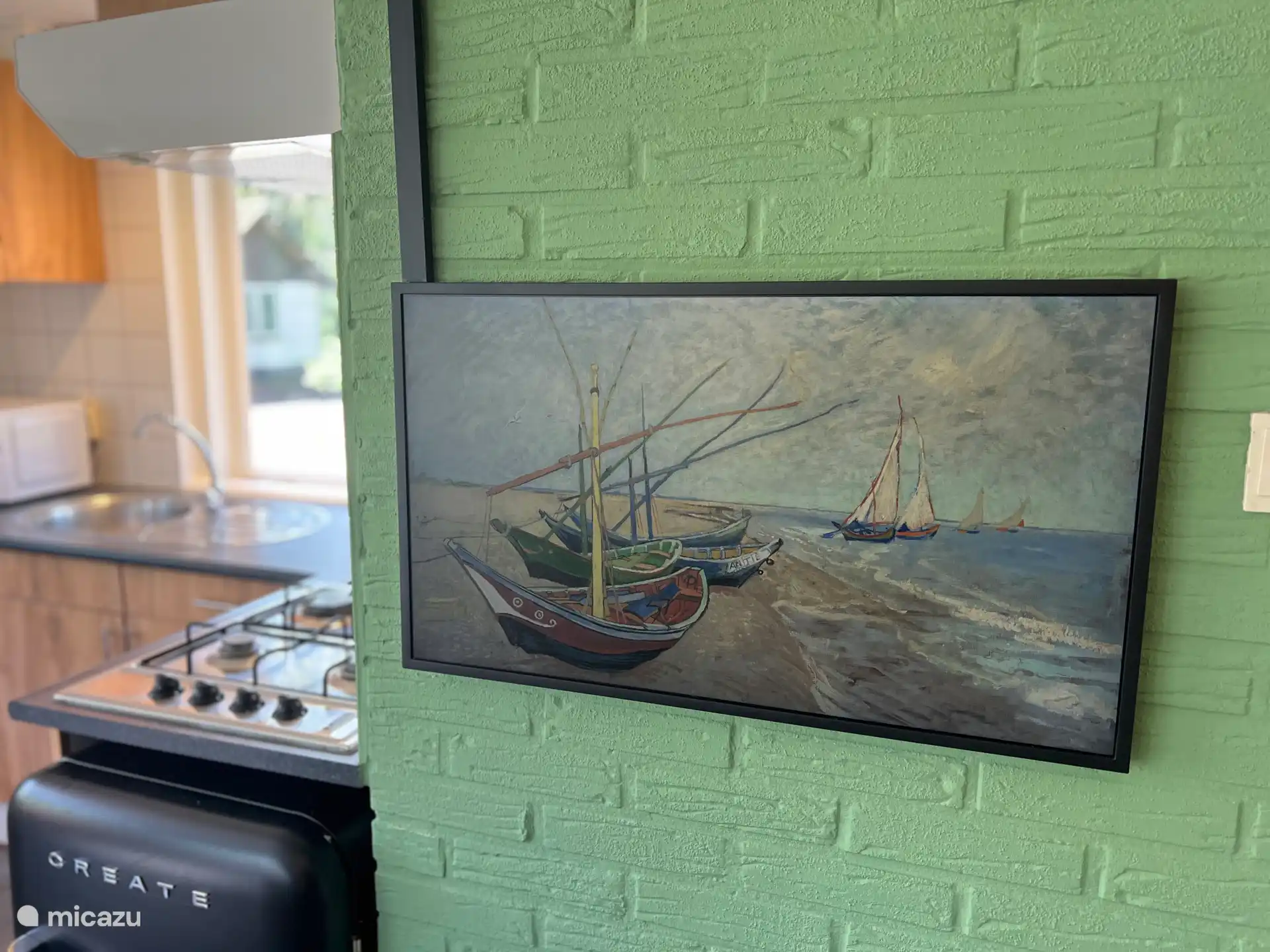 Ein unauffälliger Smart-TV mit allen Streaming-Diensten, die Sie gewohnt sind. Wenn Sie nicht fernsehen, können Sie die Kunst genießen, die an Ihnen vorbeizieht. 