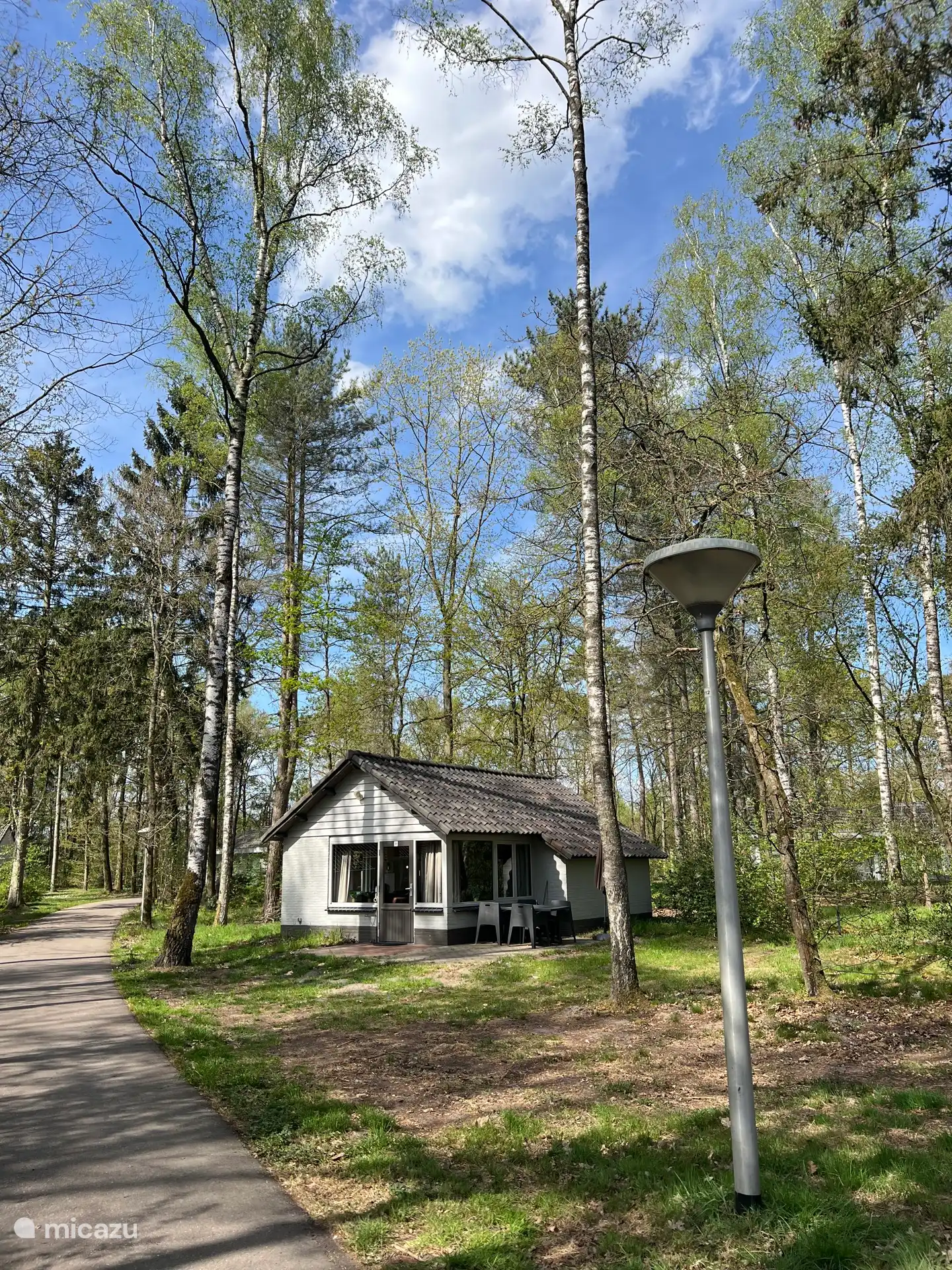 Die Häuser in diesem Ferienpark sind so weit voneinander entfernt, als säße man allein im Wald. 
