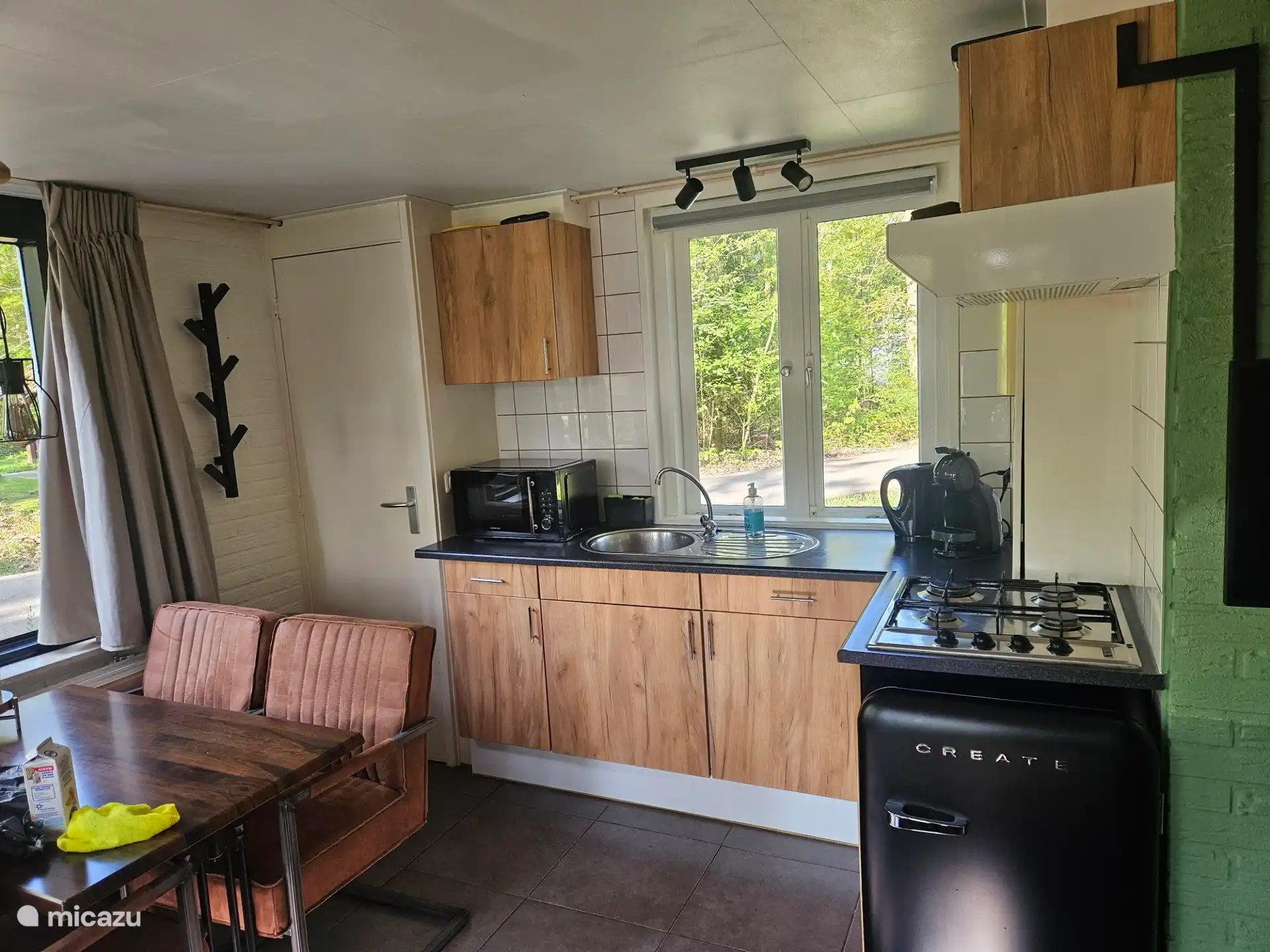 Küche mit schönem Blick in die Natur 