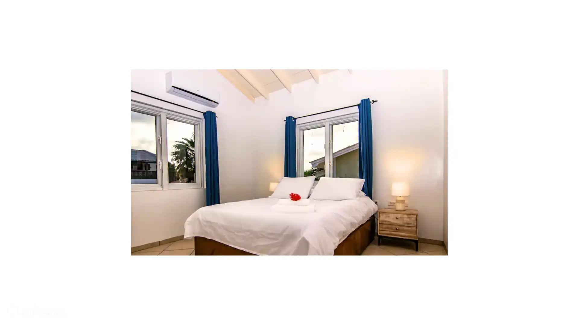 La chambre principale dispose de la climatisation, d’un placard, d’un miroir. 