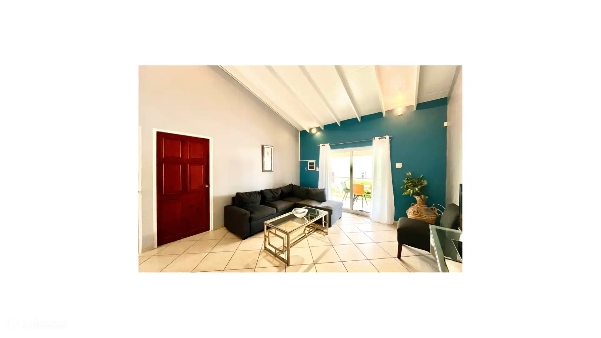 Le salon avec un canapé-lit où deux invités supplémentaires peuvent dormir. Il y a une climatisation dans le salon. Aussi fan. Smart tv avec de nombreuses chaînes. 