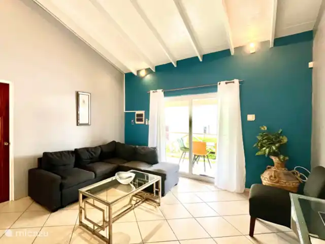 Apartamento Beach Life 11/K en Curazao, Banda Arriba (este), Jan Thiel - apartamento La sala de estar con un sofá cama donde pueden dormir dos huéspedes adicionales. Hay un aire acondicionado en la sala de estar. También un fan. Smart tv con muchos canales.