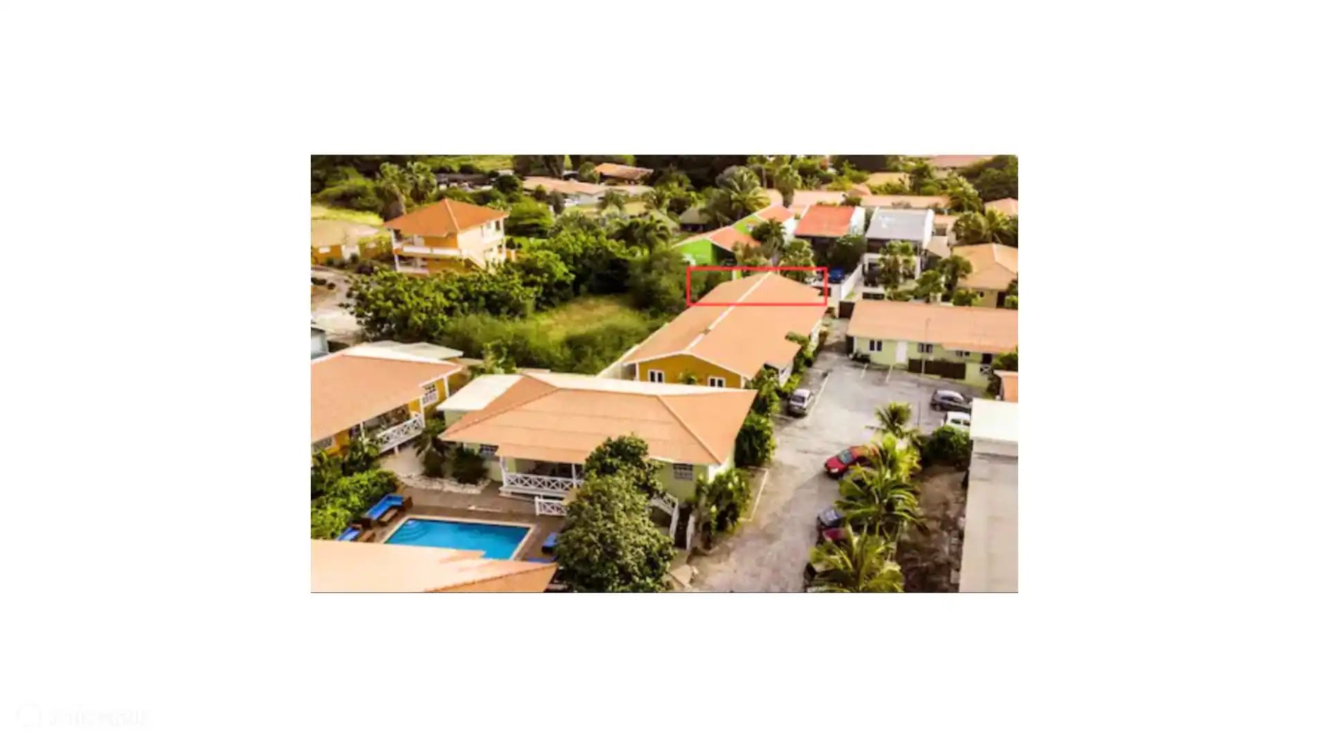 L’appartement est calme et privé. Il y a un grand parking. À seulement 10 pas de l’appartement, il y a la piscine partagée.