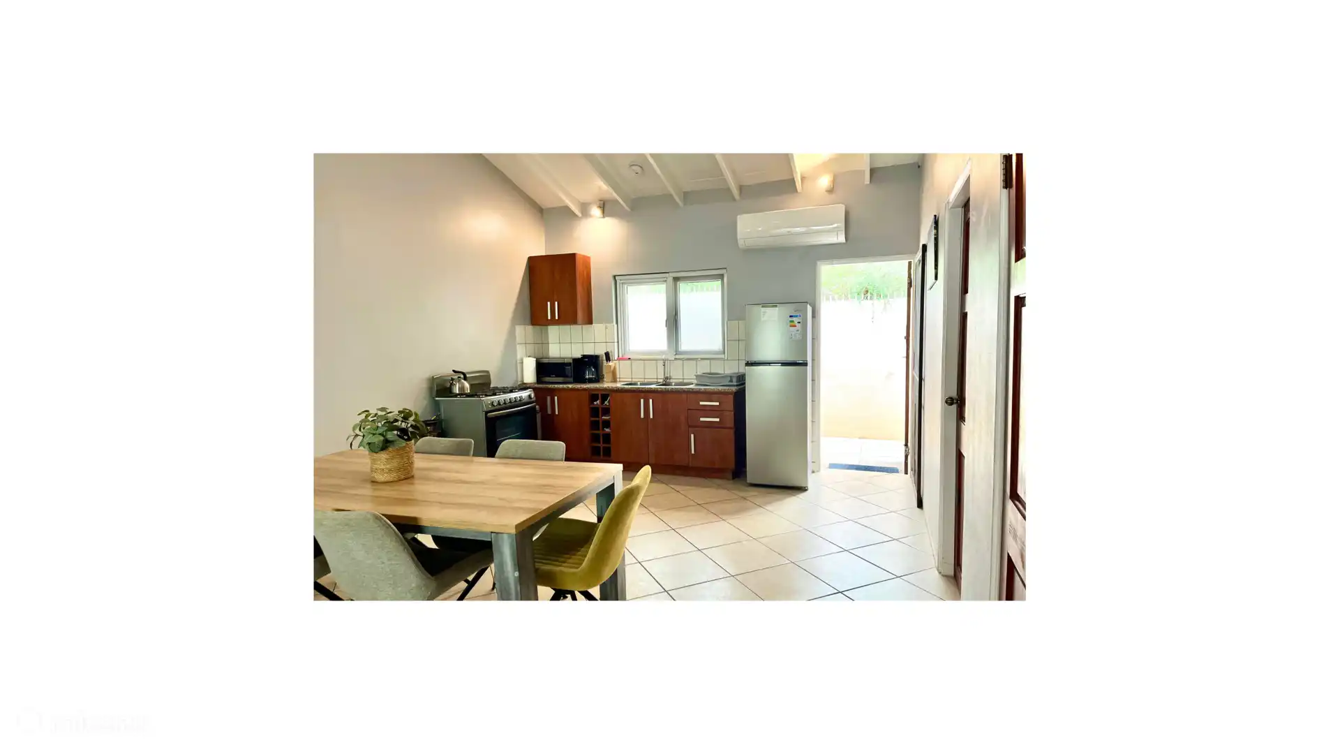 La cuisine ouverte et la table à manger, avec a/c. 