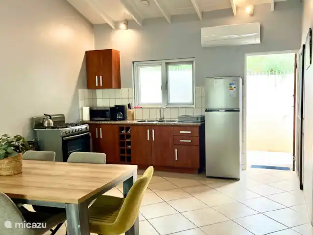 Apartamento Beach Life 11/K en Curazao, Banda Arriba (este), Jan Thiel - apartamento La cocina abierta y la mesa de comedor, con aire acondicionado.