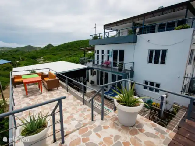 Studio Nature au bord de la piscine – Westpunt Es | Curaçao, Banda Abou (ouest), Westpunt - appartement Une photo d’ensemble du bâtiment montre le studio, les unités supérieures et diverses terrasses. Il illustre comment les espaces extérieurs sont intelligemment conçus et à quel point le cadre est privé, même s’il est
