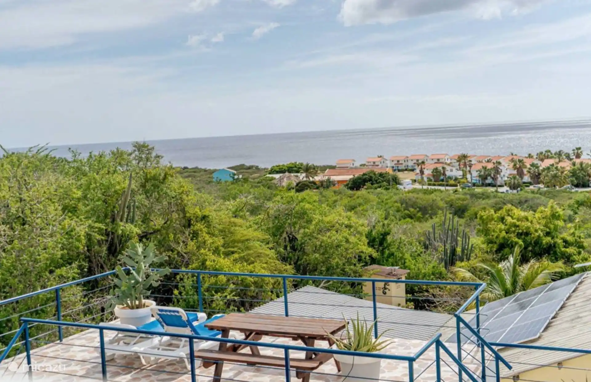Auf der Dachterrasse befinden sich Sonnenliegen und ein Picknicktisch aus Holz. Ideal zum Frühstück, Genießen der Aussicht oder Sonnenbaden mit Blick auf das Meer und die Natur.