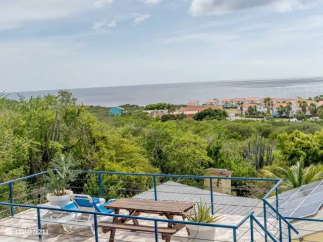 Studio Nature au bord de la piscine – Westpunt Es | Curaçao, Banda Abou (ouest), Westpunt - appartement Le toit dispose de transats et d’une table de pique-en bois. Idéal pour le petit-déjeuner, profiter de la vue ou bronzer avec vue sur l’océan et la nature.