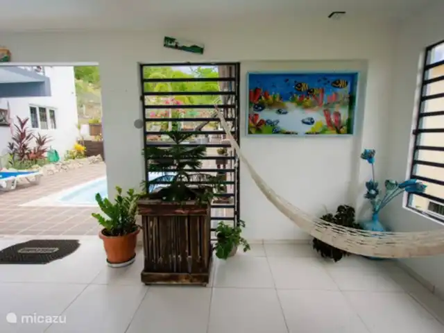 Studio Nature au bord de la piscine – Westpunt Es | Curaçao, Banda Abou (ouest), Westpunt - appartement Détendez-vous avec un hamac, des plantes et des œuvres d’art inspirées de la vie sous-marine de Curaçao. Un espace ombragé confortable pour se détendre.