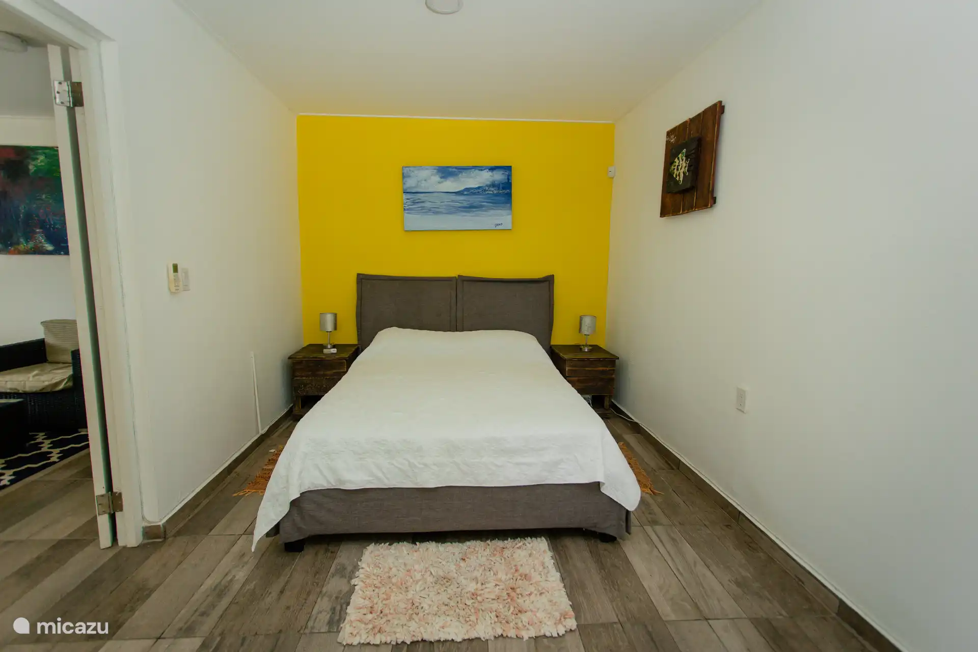 Komfortables Queensize-Bett mit Nachttischen, Lampen und einer Akzentwand.